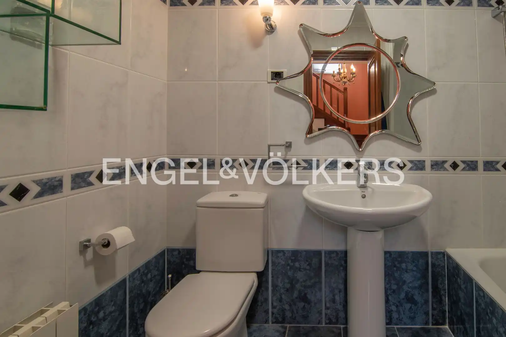 Badezimmer von Einfamilien-Reihenhaus zum Verkauf in Gamiz-Fika mit Heizung, Privatgarten und Terrasse