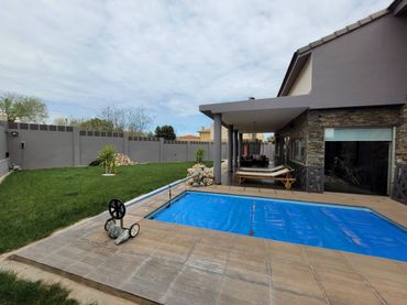 Chalet con piscina en venta en Baza