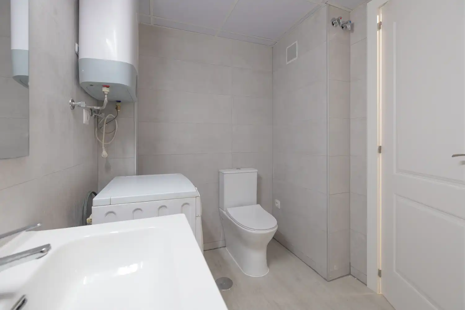 Bany de Apartament de lloguer en Madrid amb Aire condicionat, Calefacció i Jardí privat