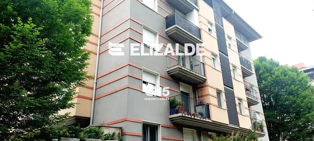 Vista exterior de Àtic en venda en Errenteria amb Calefacció, Jardí privat i Terrassa
