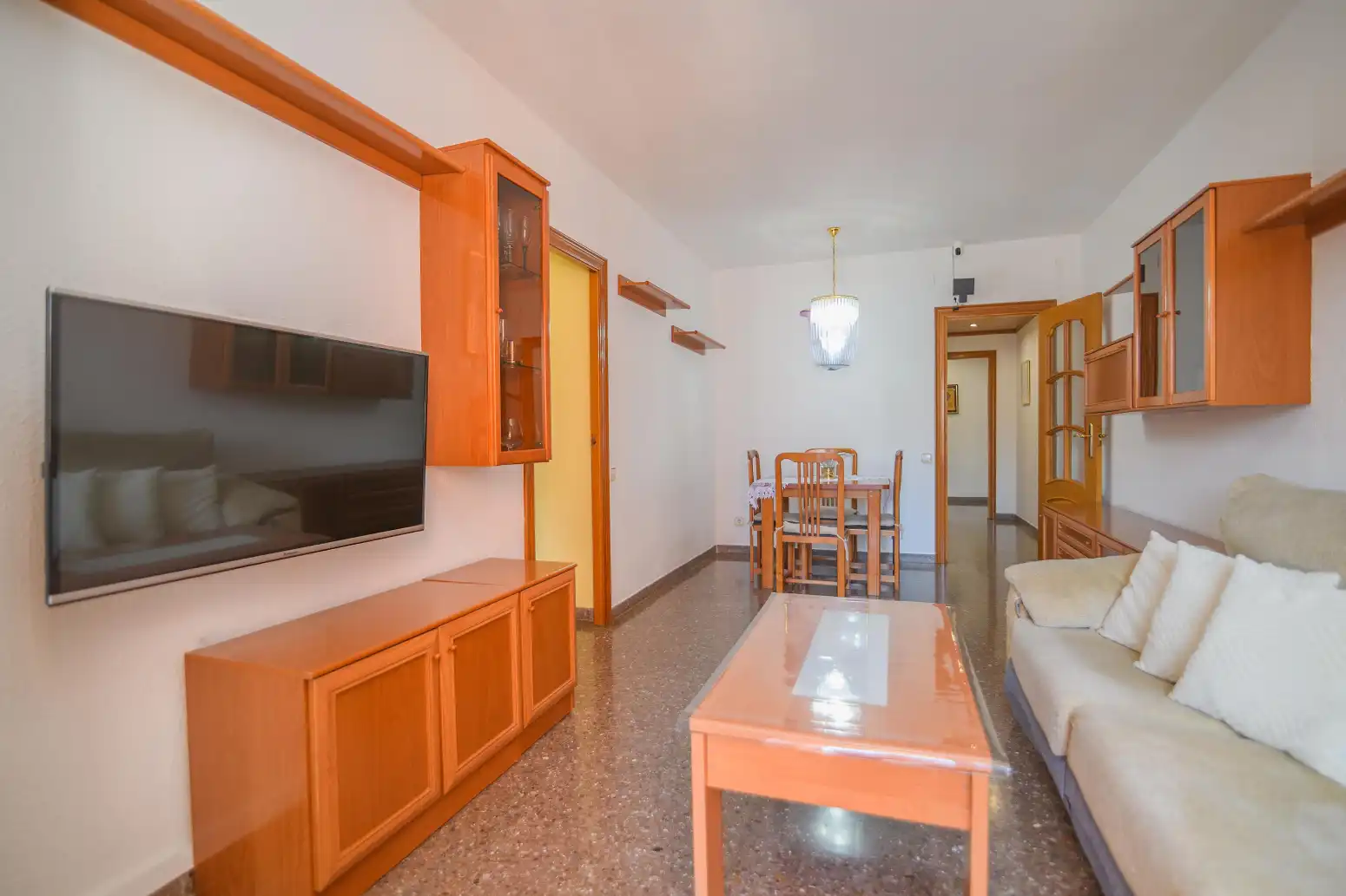 Sala d'estar de Pis en venda en Sant Boi de Llobregat amb Aire condicionat i Balcó