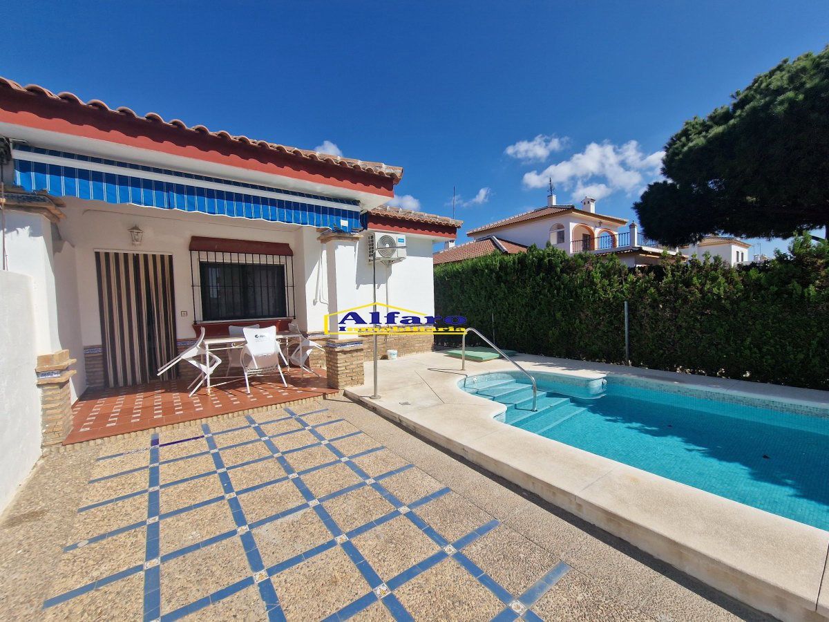 Vista exterior de Casa o xalet en venda en Almonte amb Aire condicionat, Terrassa i Piscina
