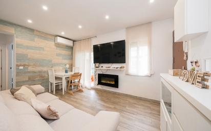 Living room of Flat for sale in Sant Boi de Llobregat  with Air Conditioner and Balcony