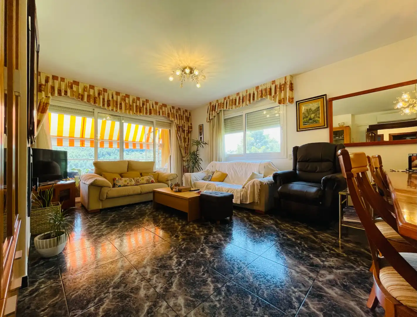 Sala d'estar de Casa o xalet en venda en Corbera de Llobregat amb Aire condicionat, Calefacció i Jardí privat