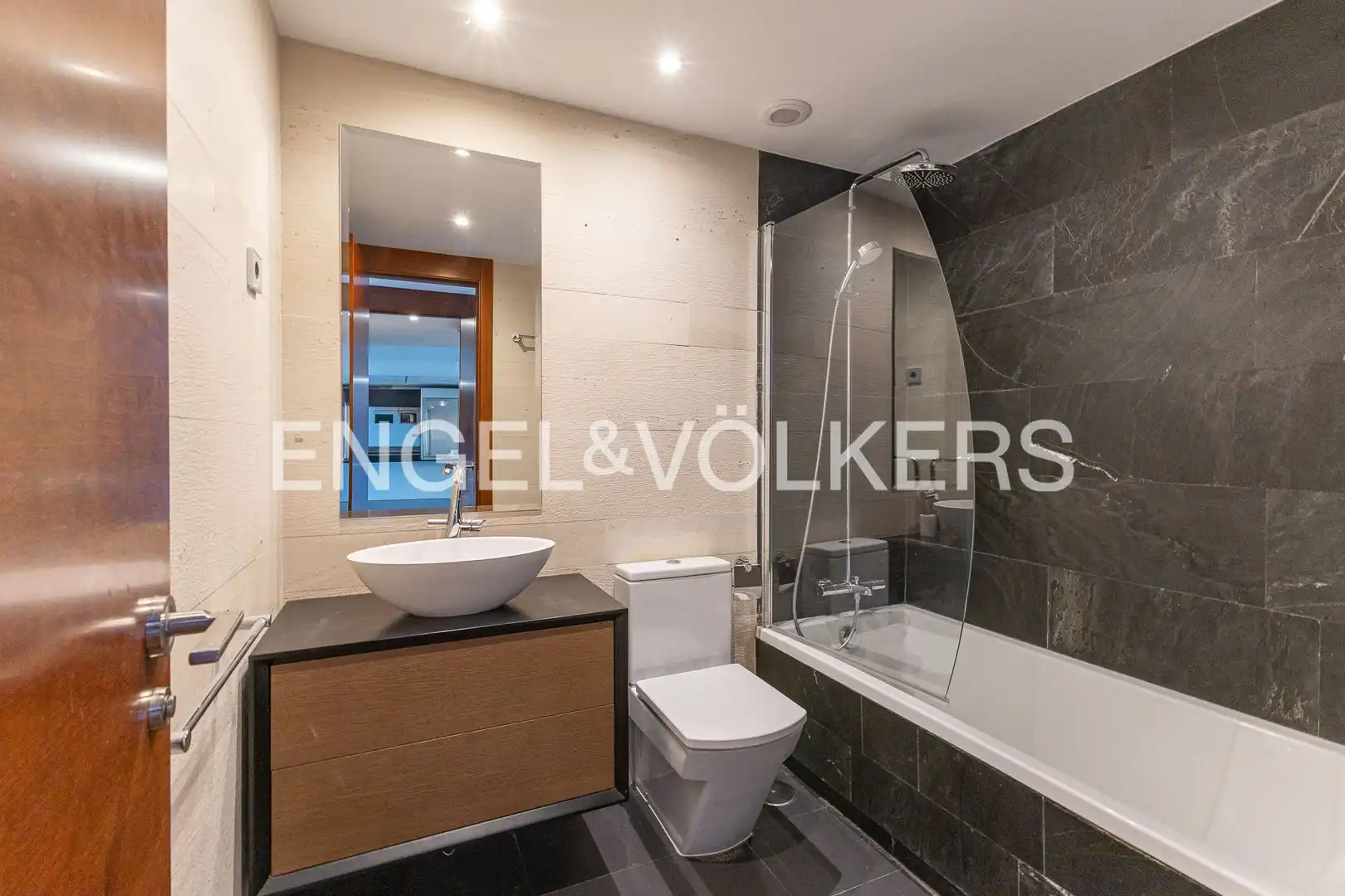 Bathroom of Flat for rent in Majadahonda  with Air Conditioner, Heating and Private garden