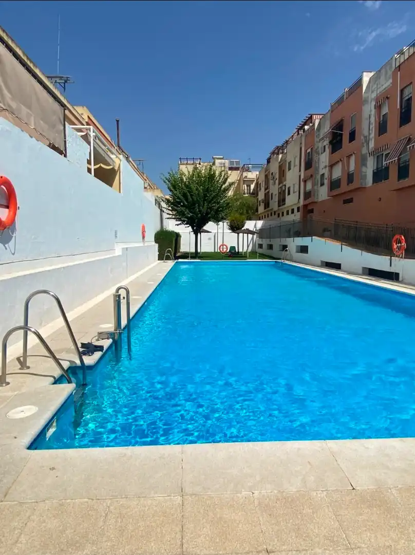 Piscina de Dúplex de alquiler en Dos Hermanas con Aire acondicionado, Calefacción y Parquet