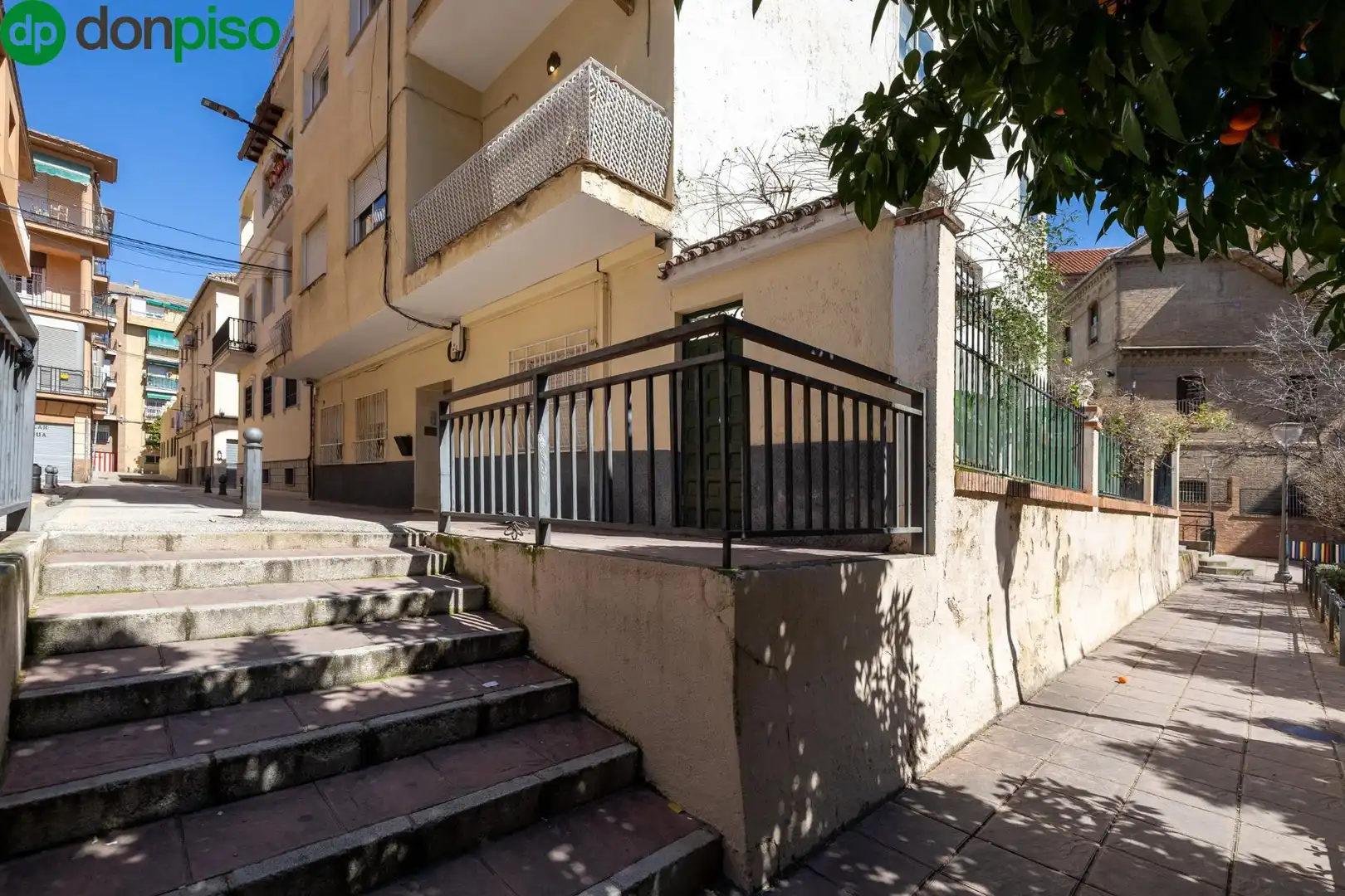 Außenansicht von Erdgeschoss zum Verkauf in Granada