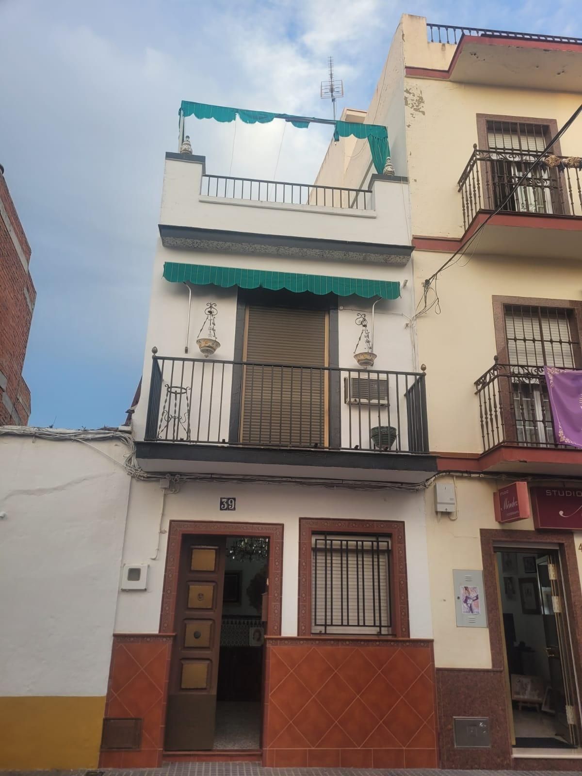Vista exterior de Casa o xalet en venda en La Algaba amb Terrassa