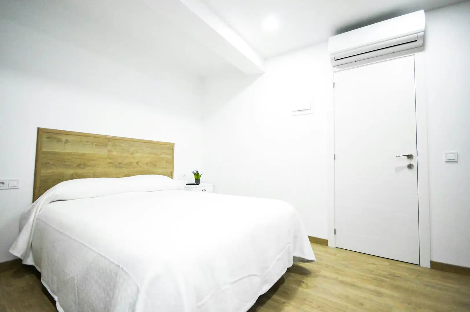 Bedroom of Flat for rent in Valencia  with Air Conditioner, Washing machine and TV
