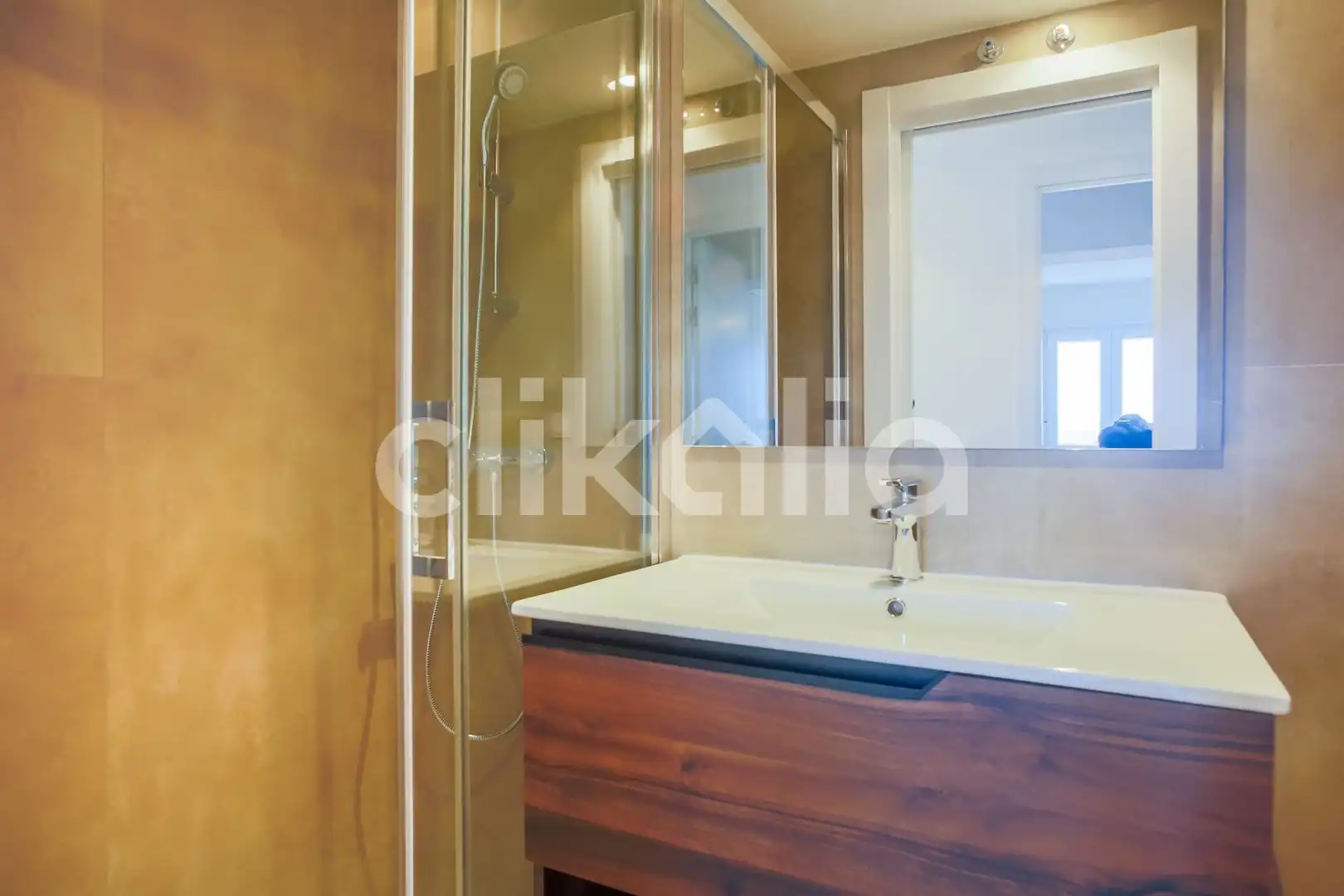 Bathroom of Flat for sale in Madrid  with Air Conditioner and Heating