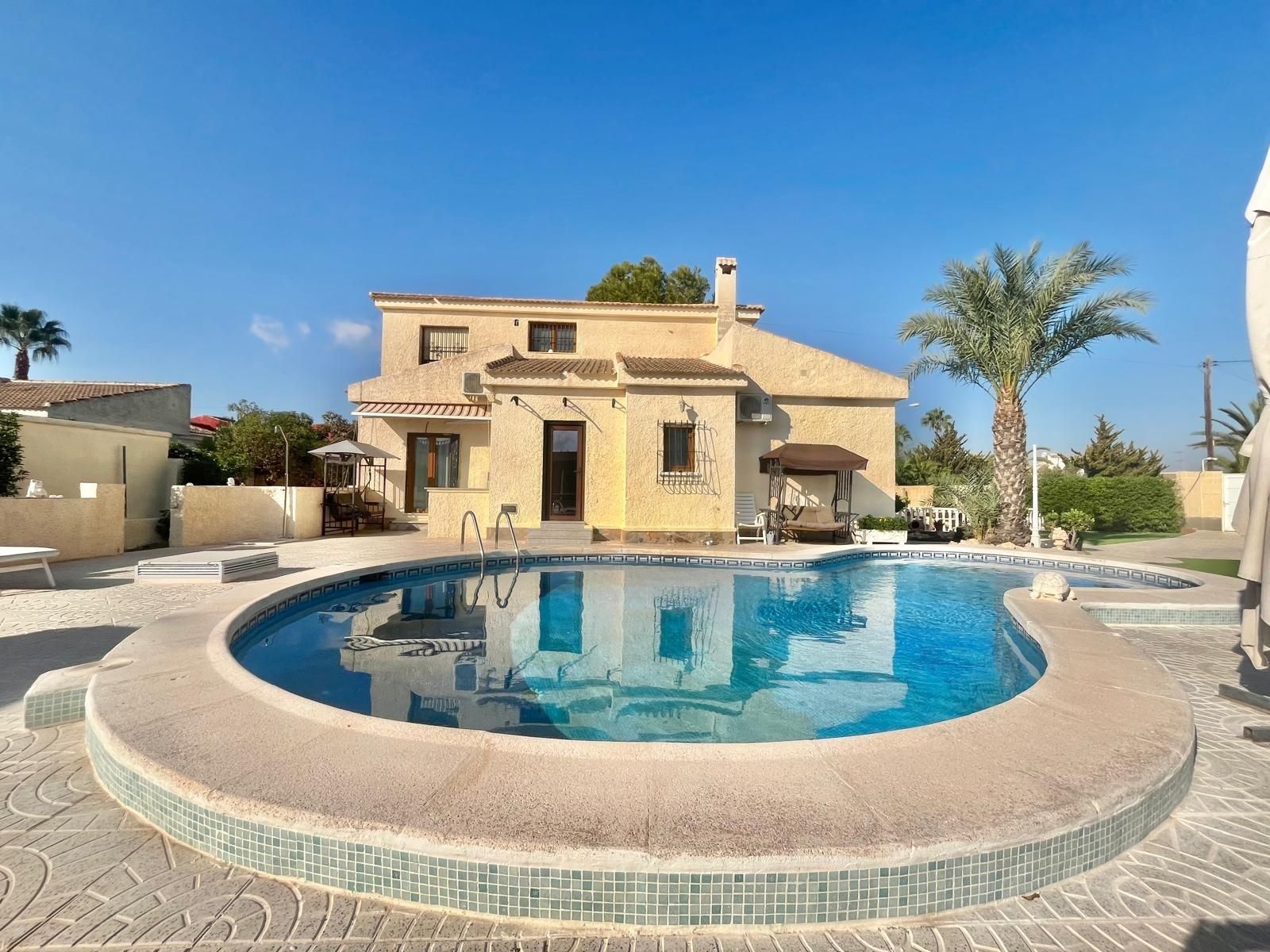 Piscina de Casa o xalet en venda en Torrevieja