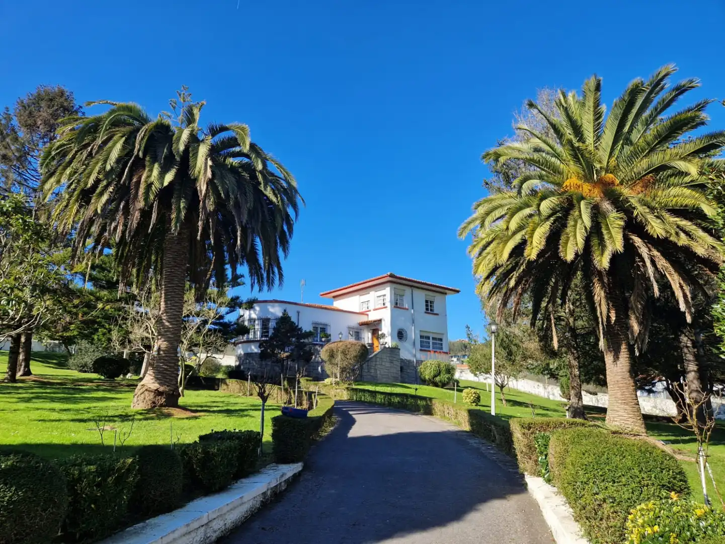 Vista exterior de Casa o xalet en venda en Castrillón amb Calefacció, Terrassa i Traster
