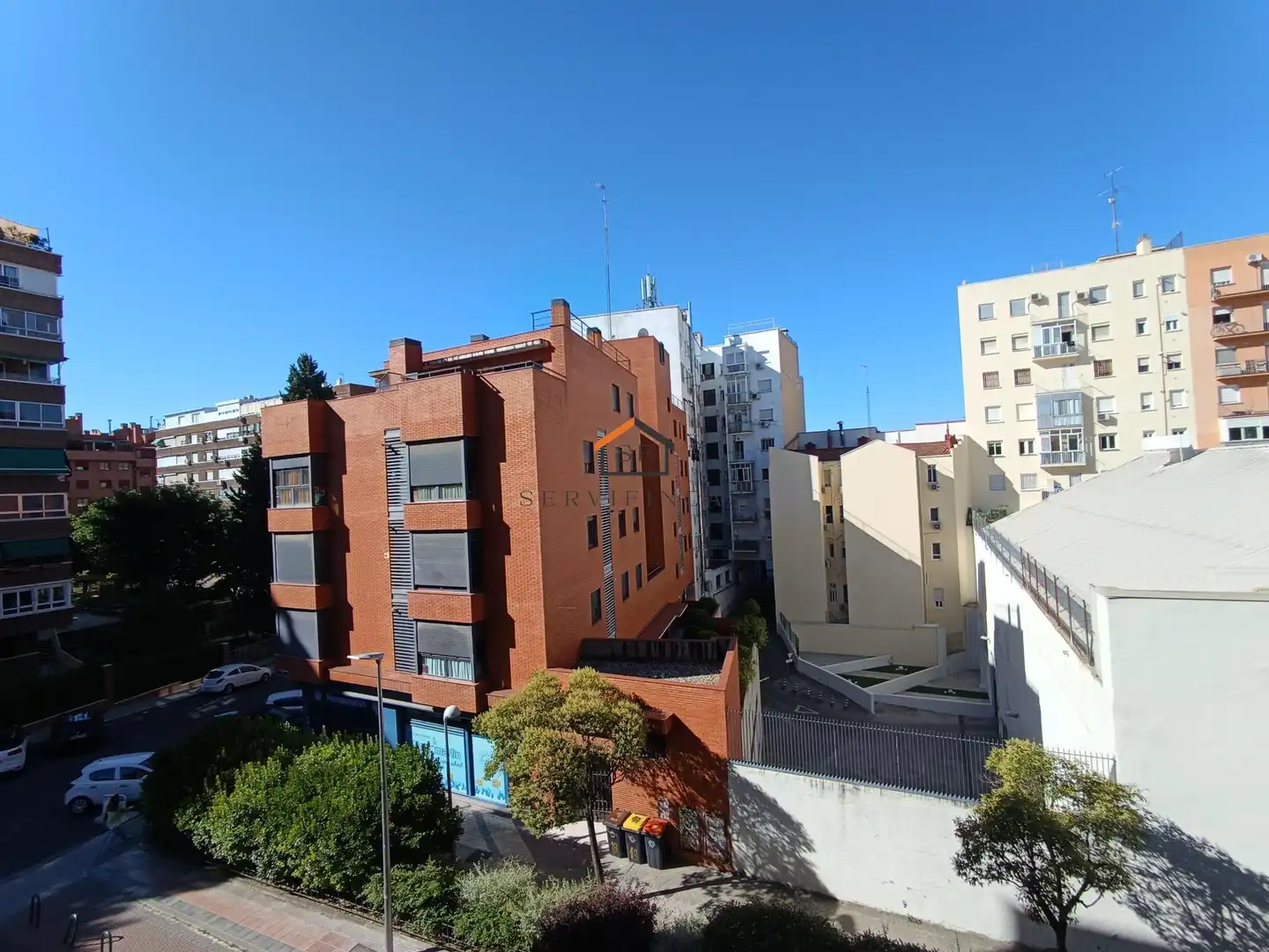 Außenansicht von Wohnung zur Miete in Madrid mit Klimaanlage, Heizung und Parkett