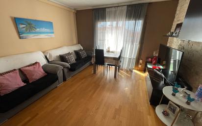 Sala d'estar de Pis en venda en Cornellà de Llobregat amb Aire condicionat, Calefacció i Parquet