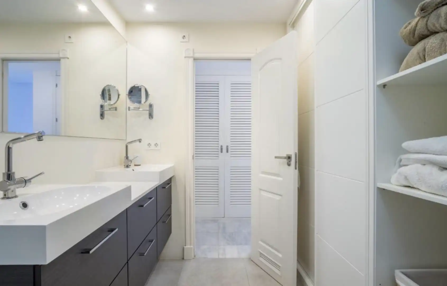 Bathroom of Ground floor for rent in Marbella  with Air Conditioner, Swimming Pool and Furnished