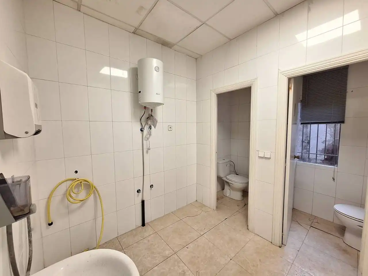 Bathroom of Commercial properties for sale in Fuenlabrada