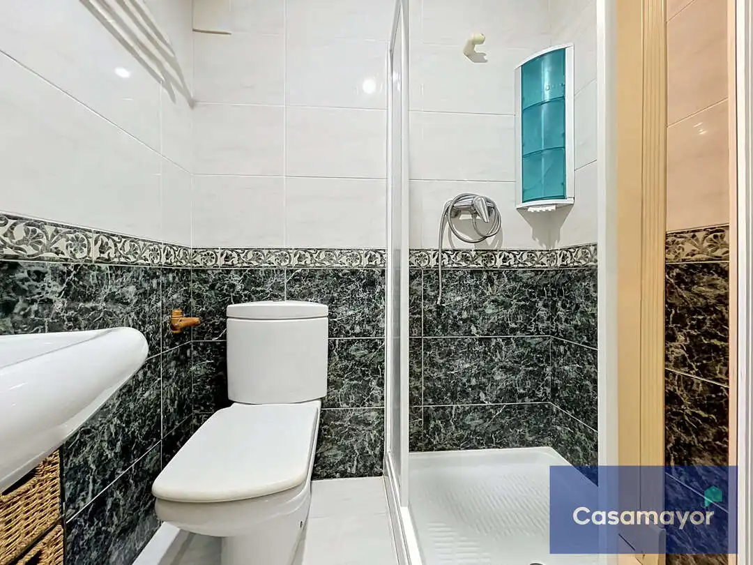 Baño de Piso en venta en Alicante / Alacant con Aire acondicionado, Calefacción y Jardín privado