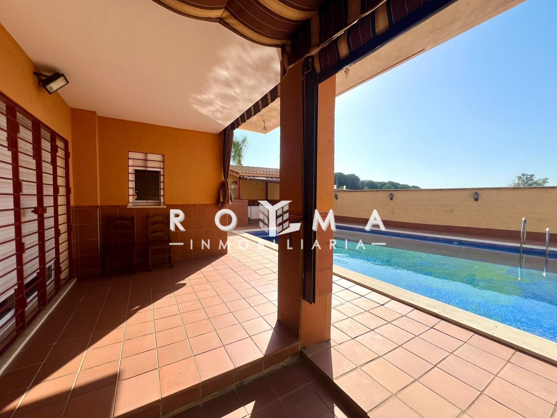 Vista exterior de Casa o xalet en venda en Alcalá de Guadaira amb Aire condicionat, Calefacció i Jardí privat