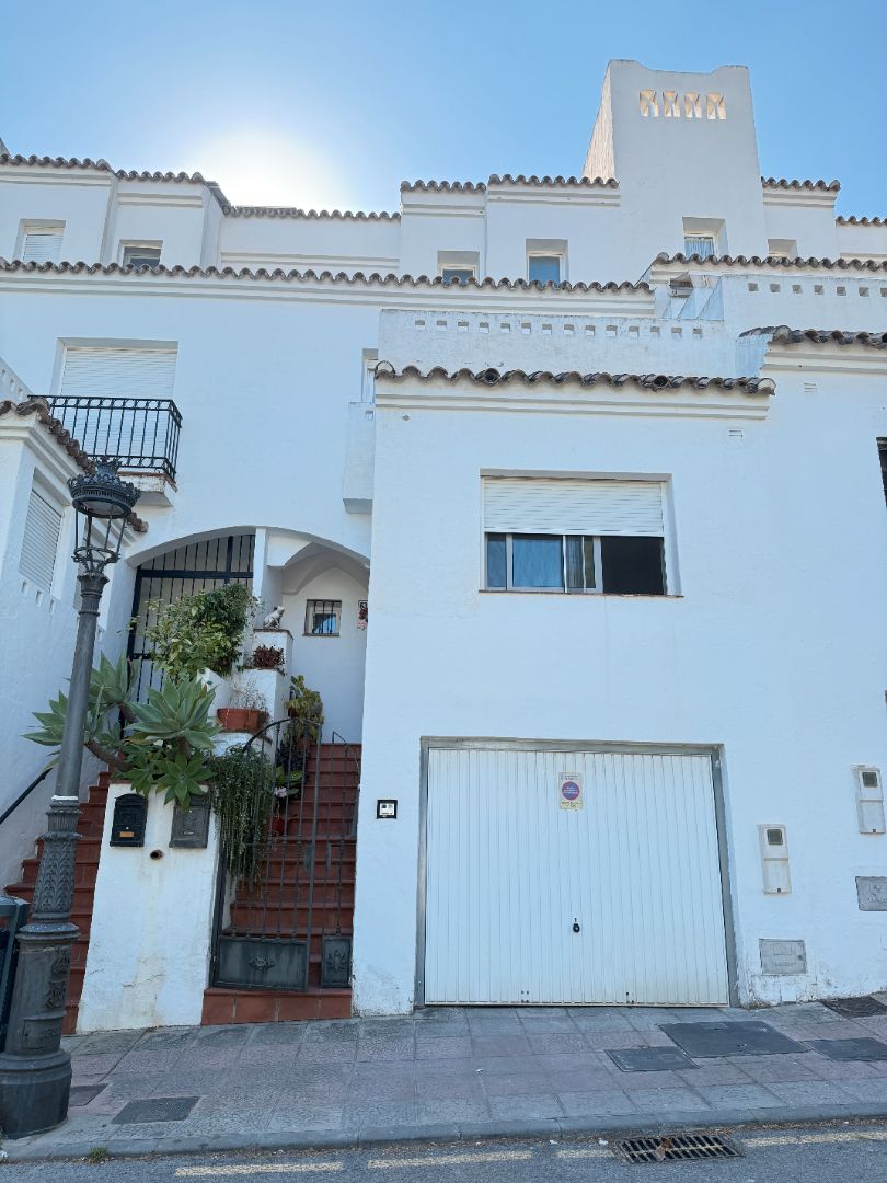 Exterior view of Single-family semi-detached for sale in Estepona  with Air Conditioner, Private garden and Terrace