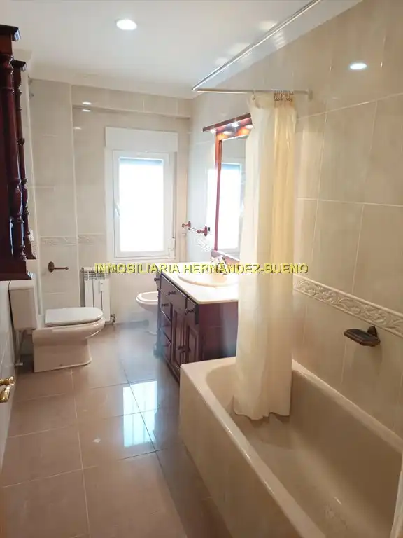 Baño de Piso de alquiler en Salamanca con Calefacción, Amueblado y Balcón