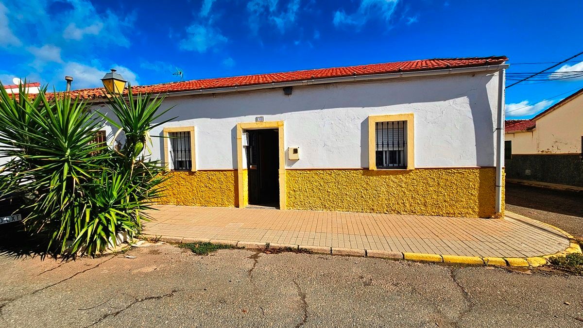 Exterior view of House or chalet for sale in Minas de Riotinto  with Air Conditioner and Storage room