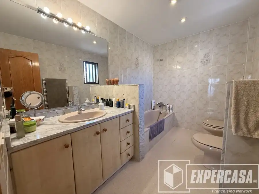 Bany de Casa o xalet en venda en Riba-roja de Túria amb Aire condicionat, Calefacció i Terrassa
