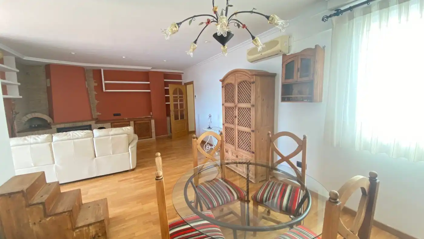 Esszimmer von Dachboden zum Verkauf in Silla mit Klimaanlage, Heizung und Parkett