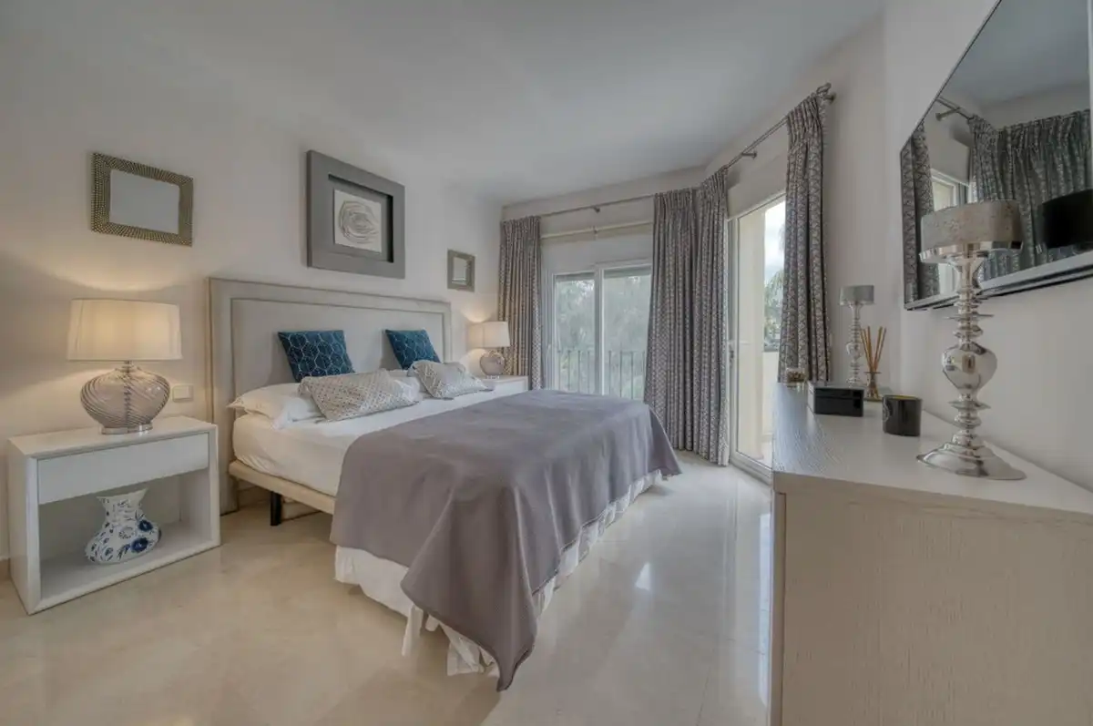 Habitación de Casa adosada de alquiler en Benahavís con Aire acondicionado, Jardín privado y Terraza