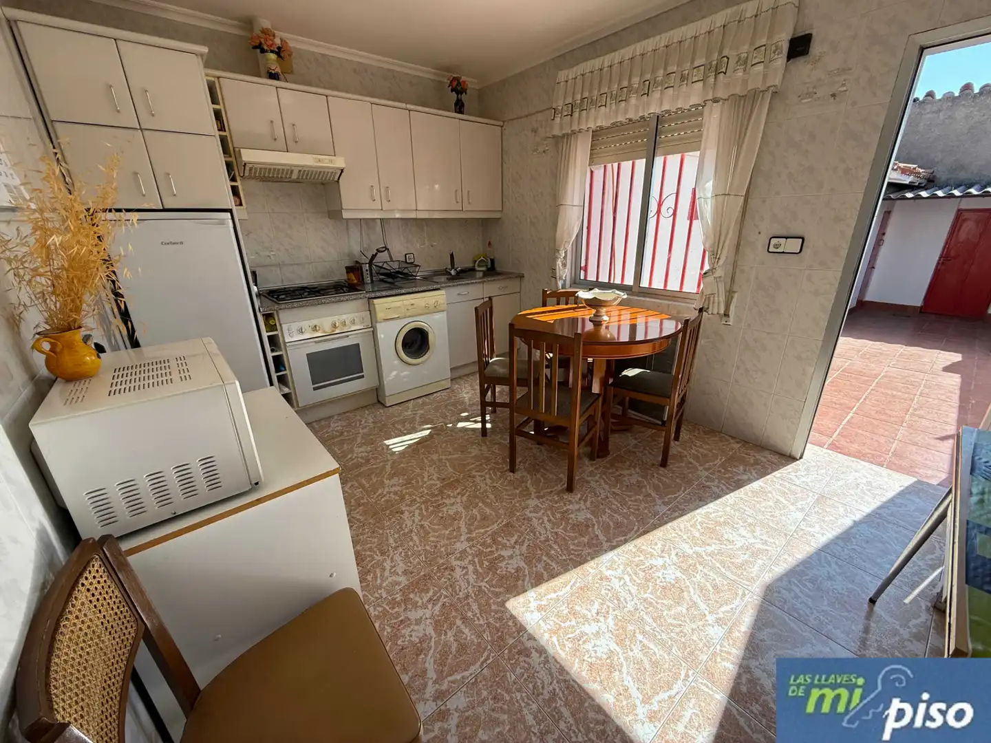 Cuina de Casa o xalet en venda en Nava del Rey amb Calefacció, Jardí privat i Terrassa