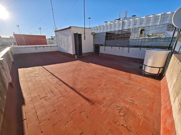 Piso con balcón en venta en Calle de los Atalaya