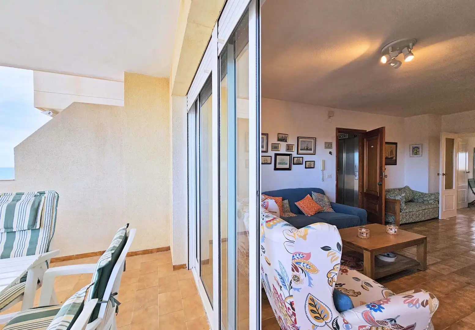 Sala d'estar de Apartament de lloguer en La Manga del Mar Menor amb Calefacció, Terrassa i Piscina comunitària
