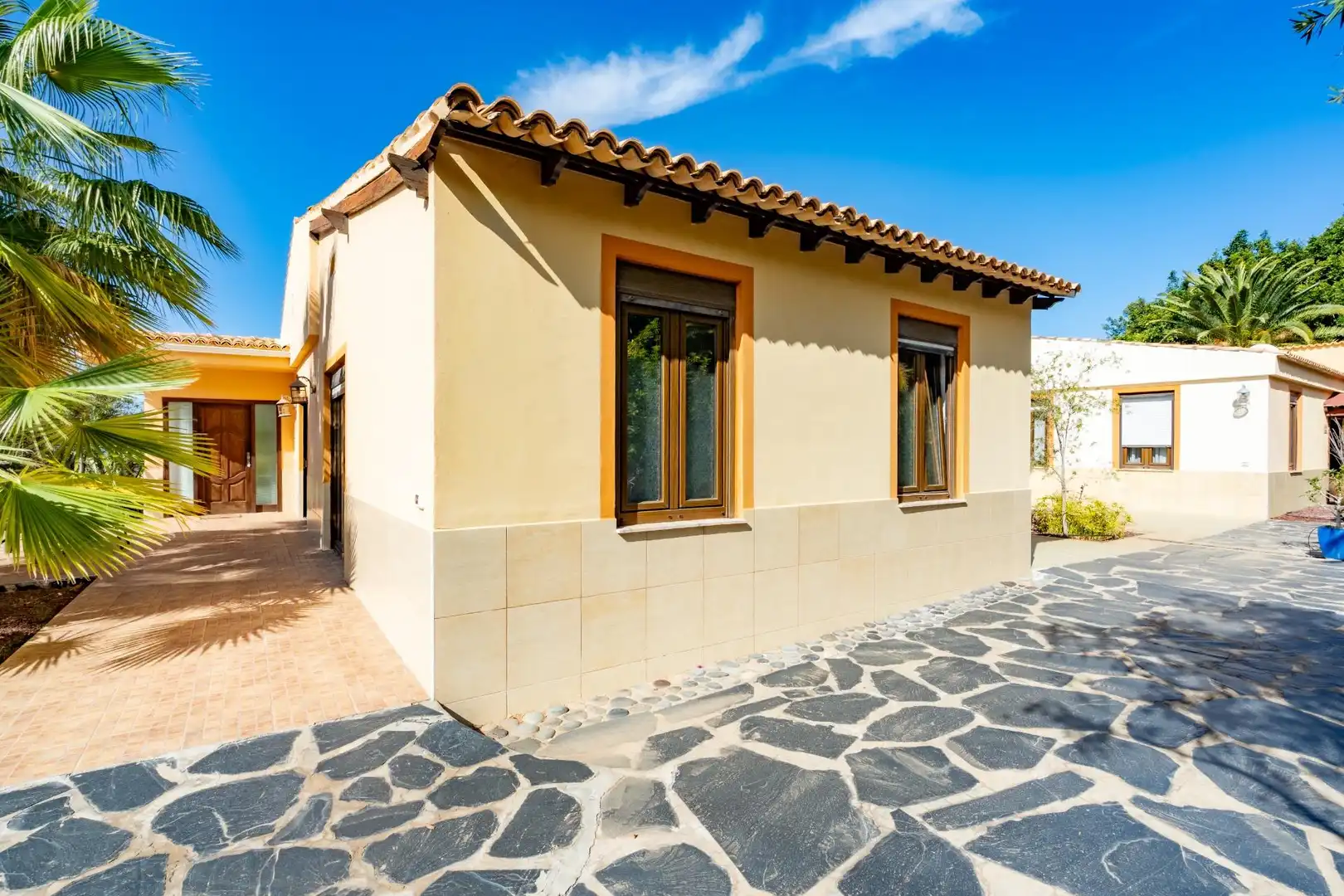 Vista exterior de Casa o xalet en venda en Guía de Isora amb Aire condicionat, Jardí privat i Terrassa