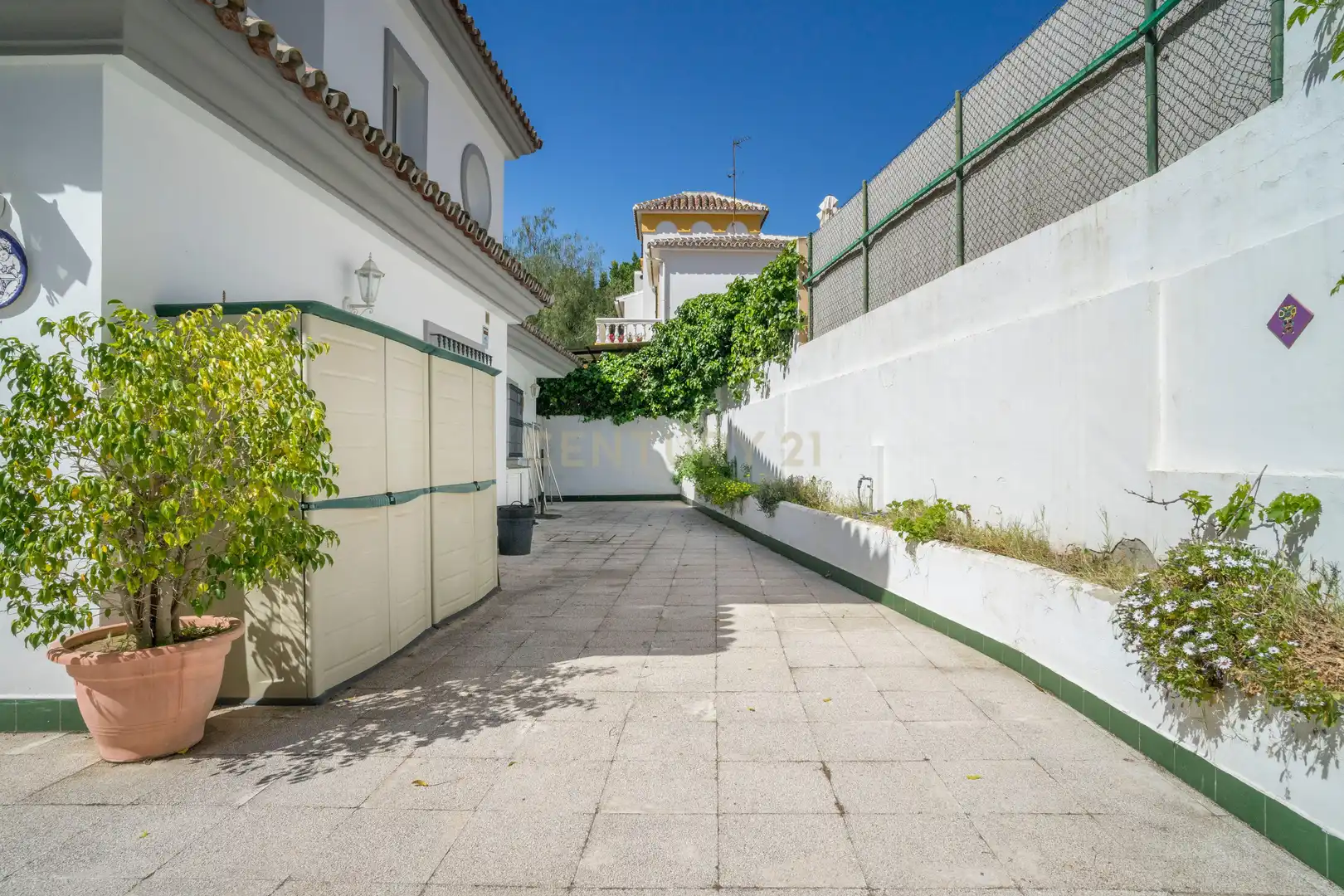 Vista exterior de Casa o xalet en venda en Fuengirola amb Aire condicionat, Jardí privat i Traster