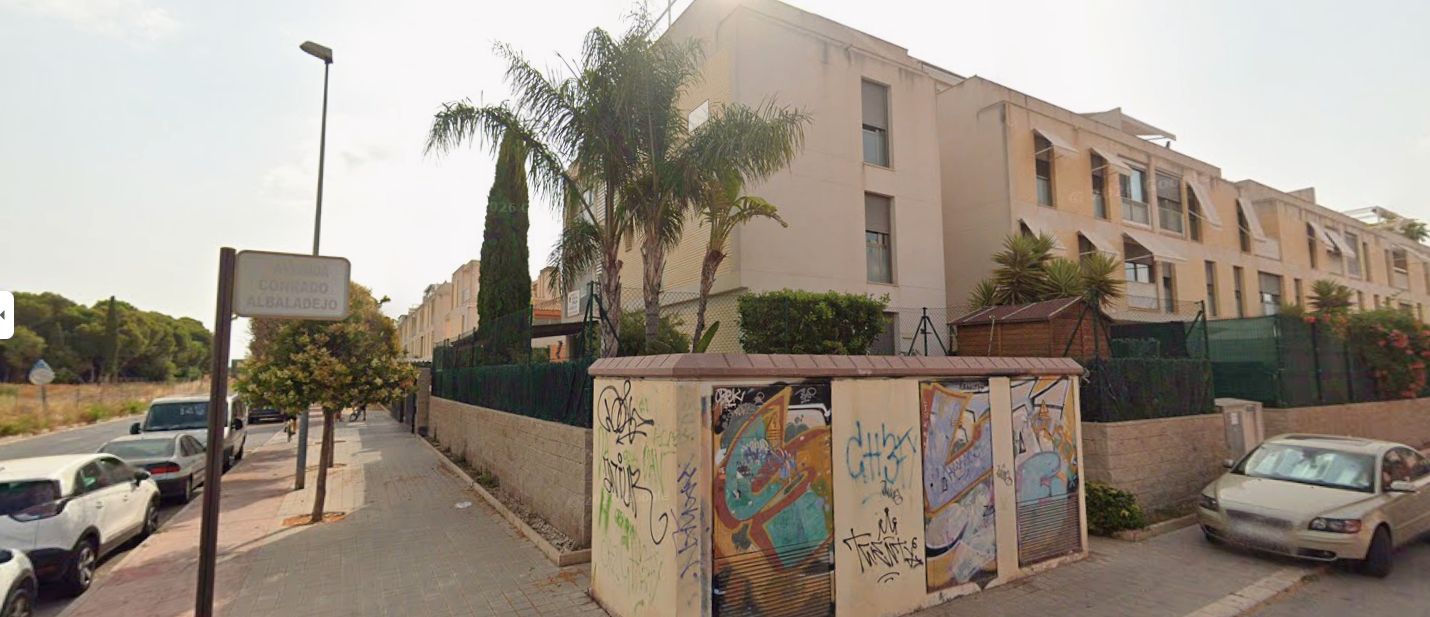 Vista exterior de Casa adosada en venta en Alicante / Alacant con Piscina comunitaria