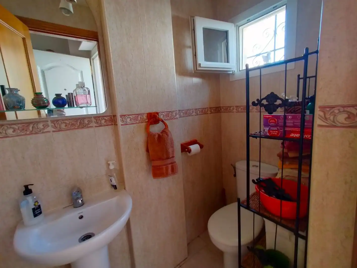 Badezimmer von Einfamilien-Reihenhaus zum Verkauf in La Línea de la Concepción mit Privatgarten