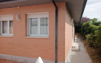 Exterior view of House or chalet for sale in Ávila Capital  with Heating, Private garden and Terrace