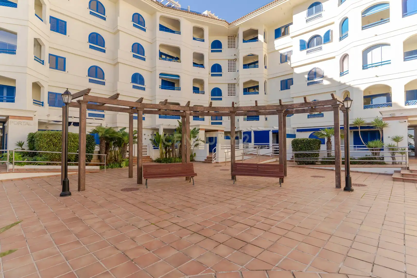 Außenansicht von Wohnung zum Verkauf in Manilva mit Privatgarten, Abstellraum und Gemeinschaftspool