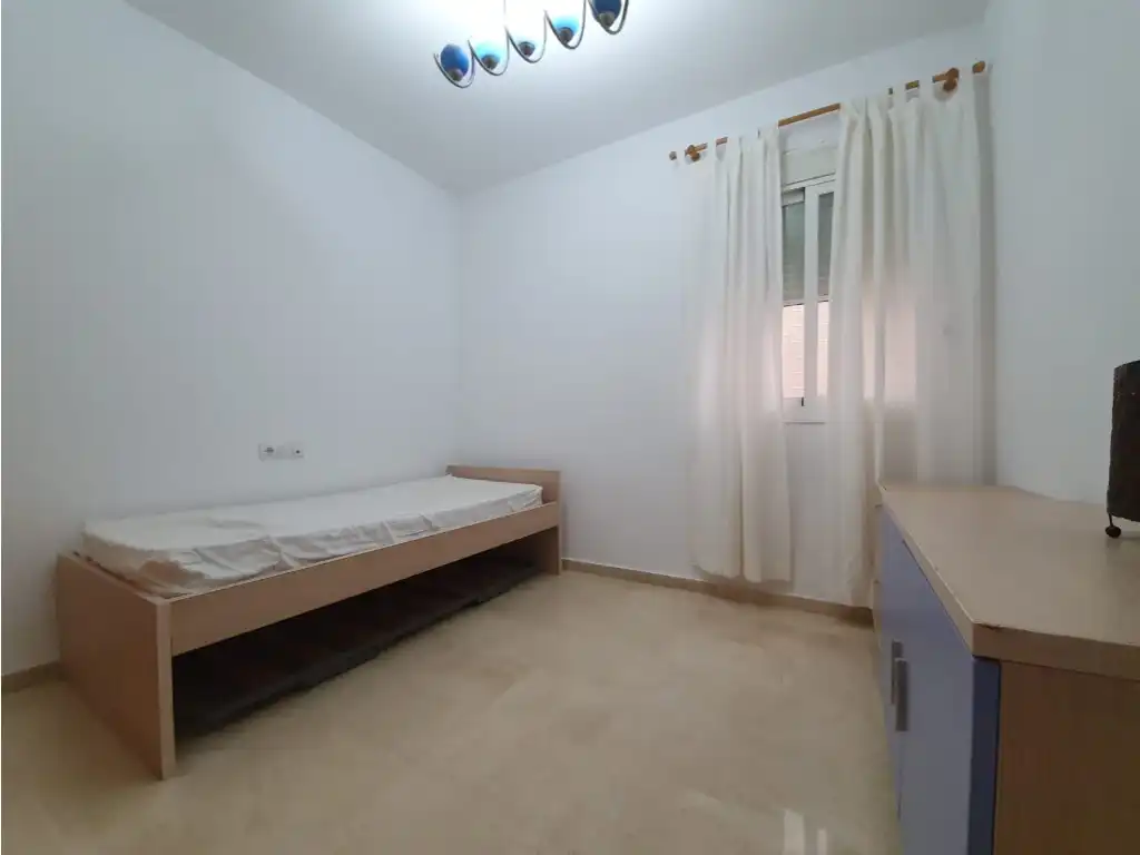 Schlafzimmer von Wohnung zum Verkauf in La Línea de la Concepción mit Möbliert, Ofen und Mikrowelle