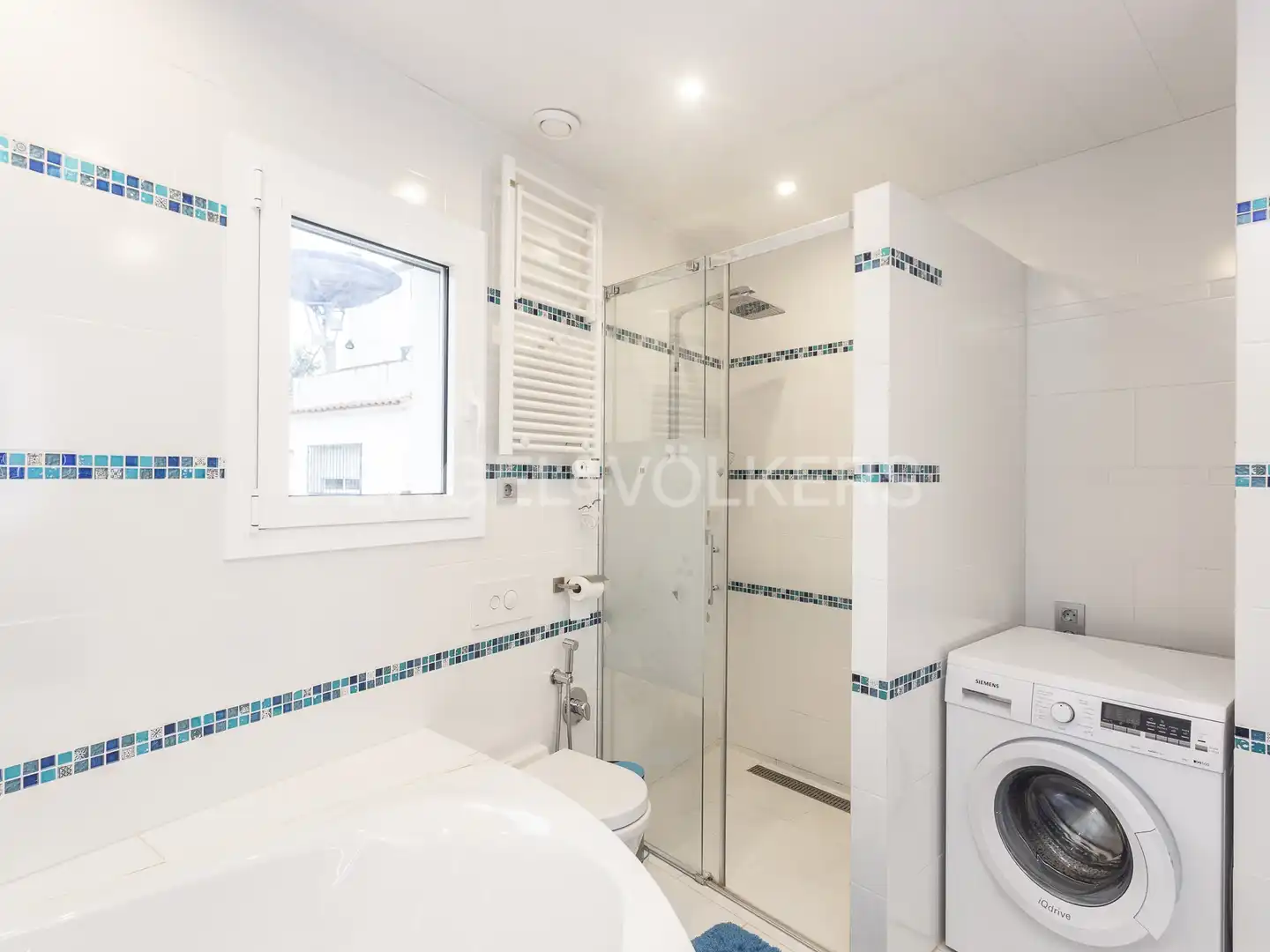 Bathroom of Houses for rent in Castelldefels  with Air Conditioner, Heating and Private garden