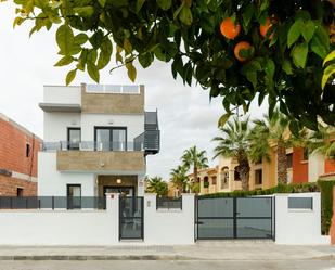 Vista exterior de Casa o xalet en venda en Torrevieja amb Aire condicionat, Calefacció i Jardí privat