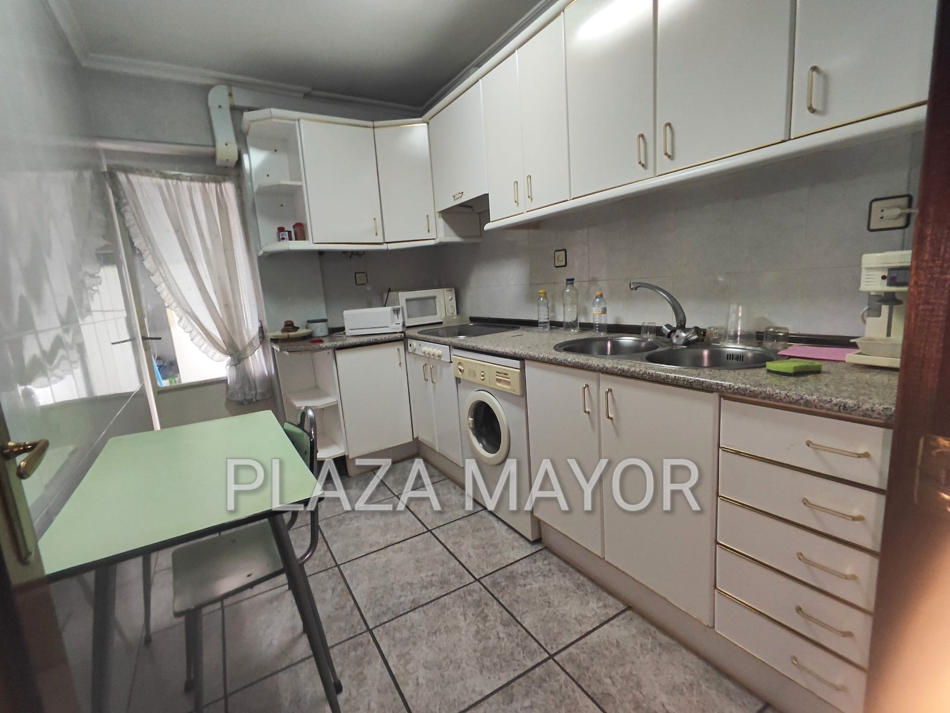 Kitchen of Flat for sale in Salamanca Capital  with Furnished, Oven and Washing machine