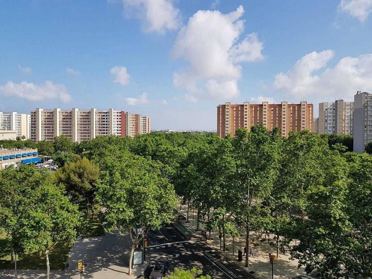 Vista exterior de Pis en venda en L'Hospitalet de Llobregat amb Parquet i Balcó
