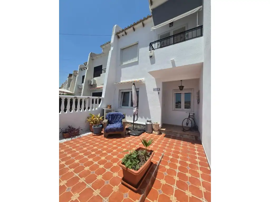 Vista exterior de Casa o chalet en venta en Torrevieja con Piscina y Amueblado