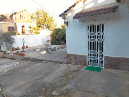 Vista exterior de Casa o xalet en venda en Riba-roja de Túria amb Terrassa i Piscina