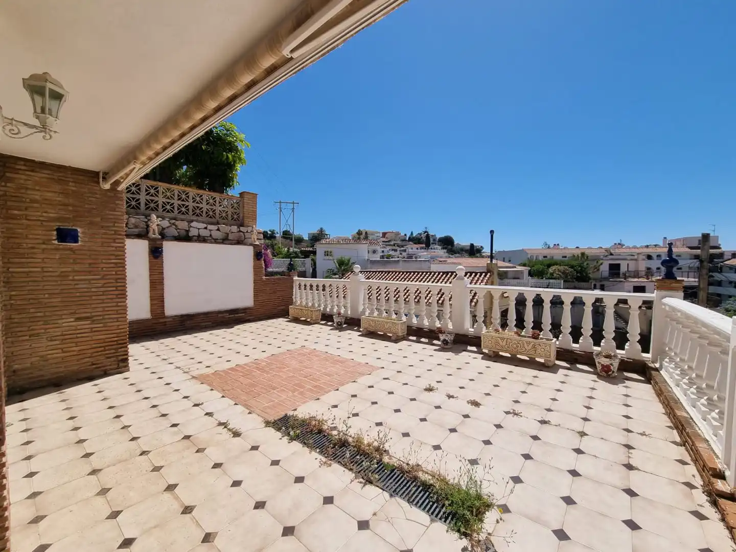 Vista exterior de Casa o xalet en venda en Fuengirola amb Jardí privat, Terrassa i Traster