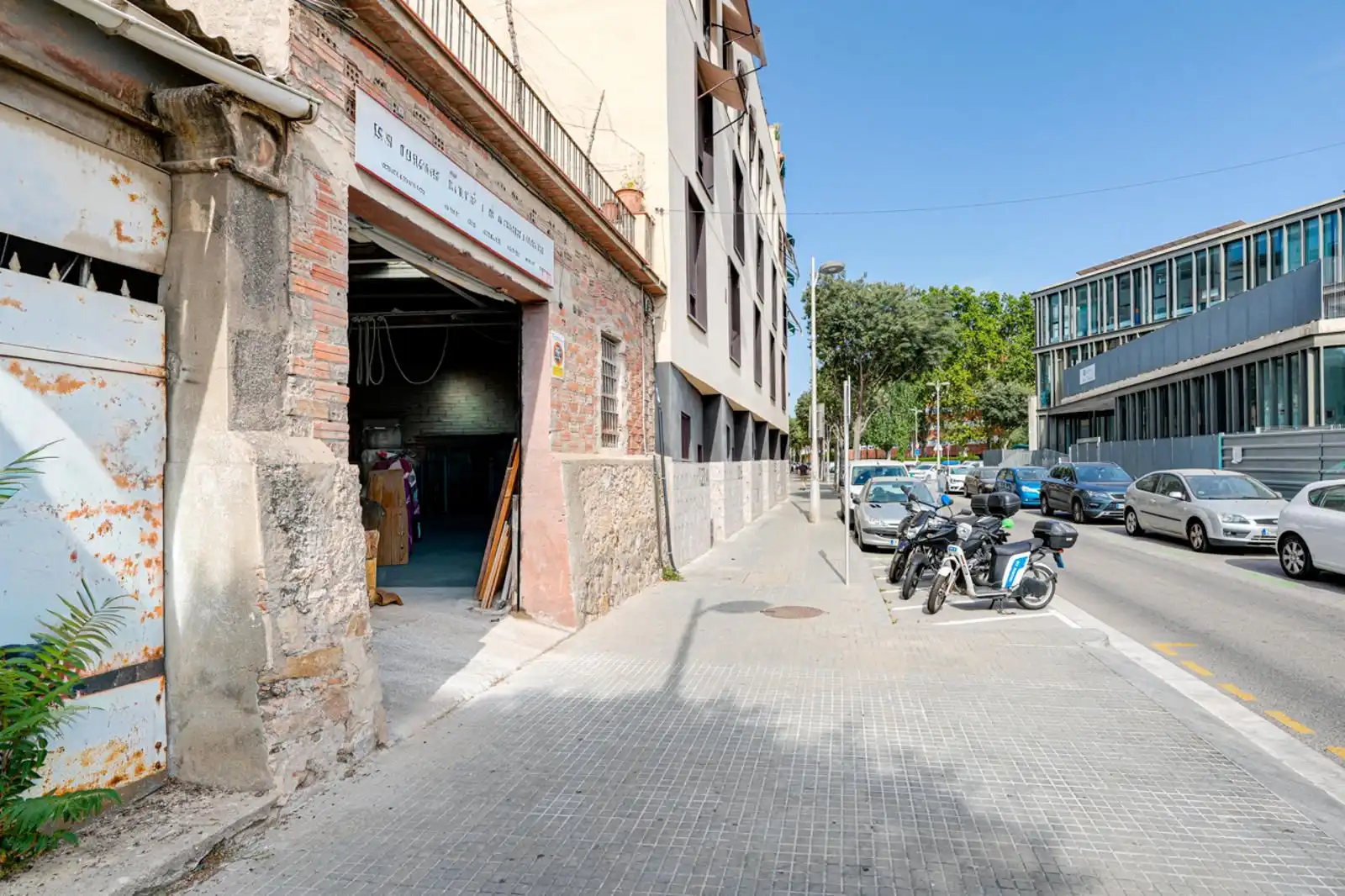 Vista exterior de Edifici en venda en Sant Feliu de Llobregat