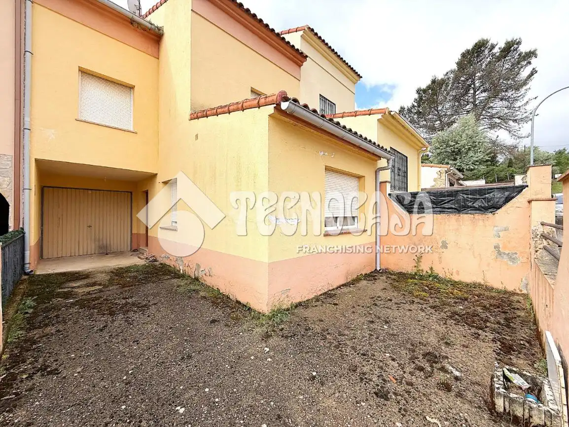 Vista exterior de Casa adosada en venta en Huete con Calefacción, Amueblado y Piscina comunitaria