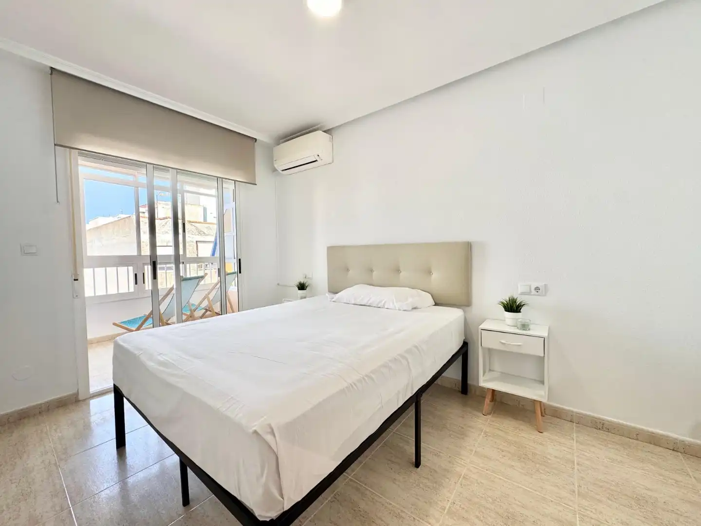 Dormitori de Apartament de lloguer en Guardamar del Segura amb Aire condicionat, Moblat i Rentadora