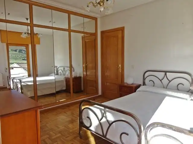 Habitación de Casa adosada en venta en Hontoria del Pinar con Calefacción, Terraza y Trastero