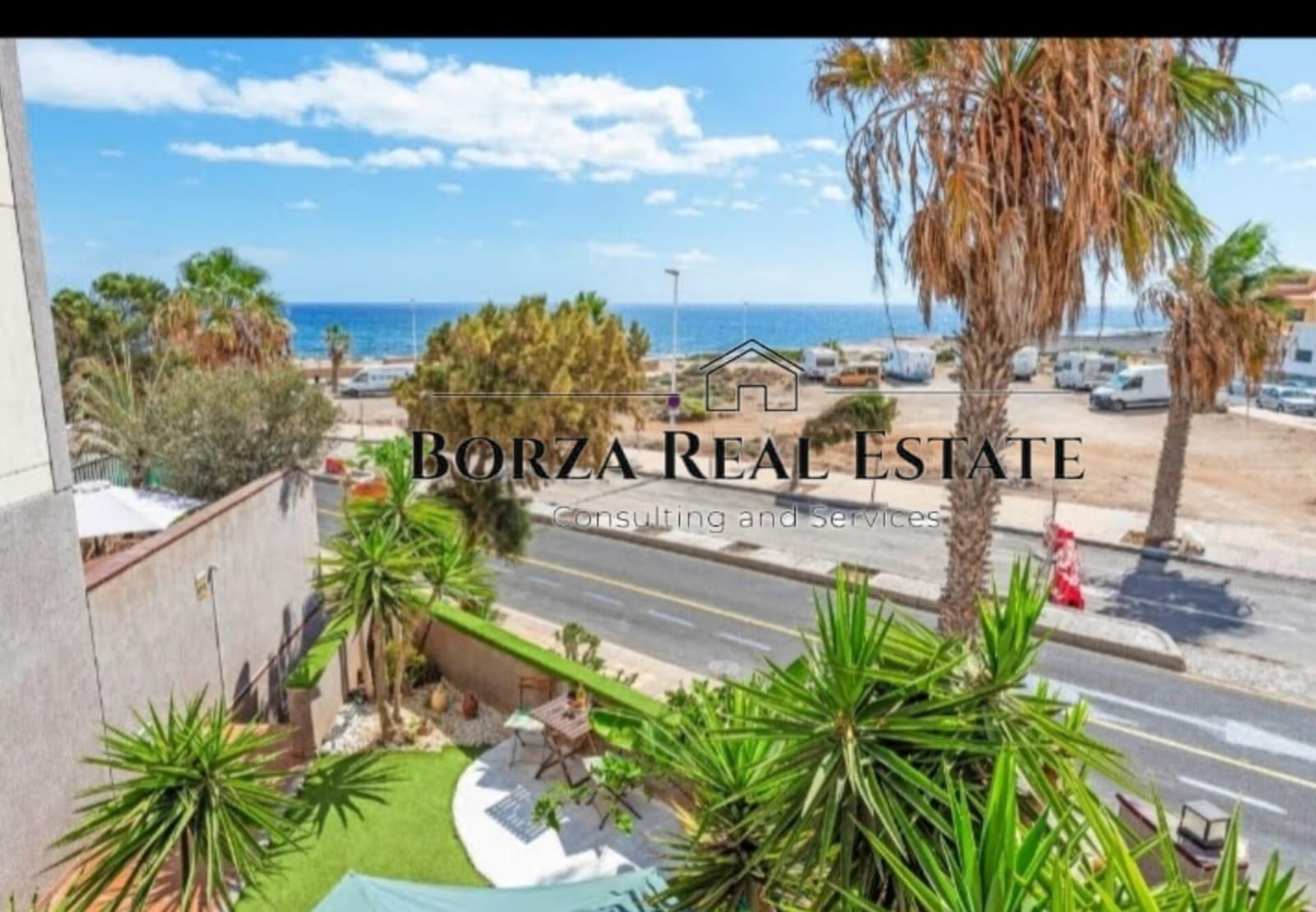 Vista exterior de Casa adosada en venda en Granadilla de Abona amb Jardí privat, Terrassa i Moblat